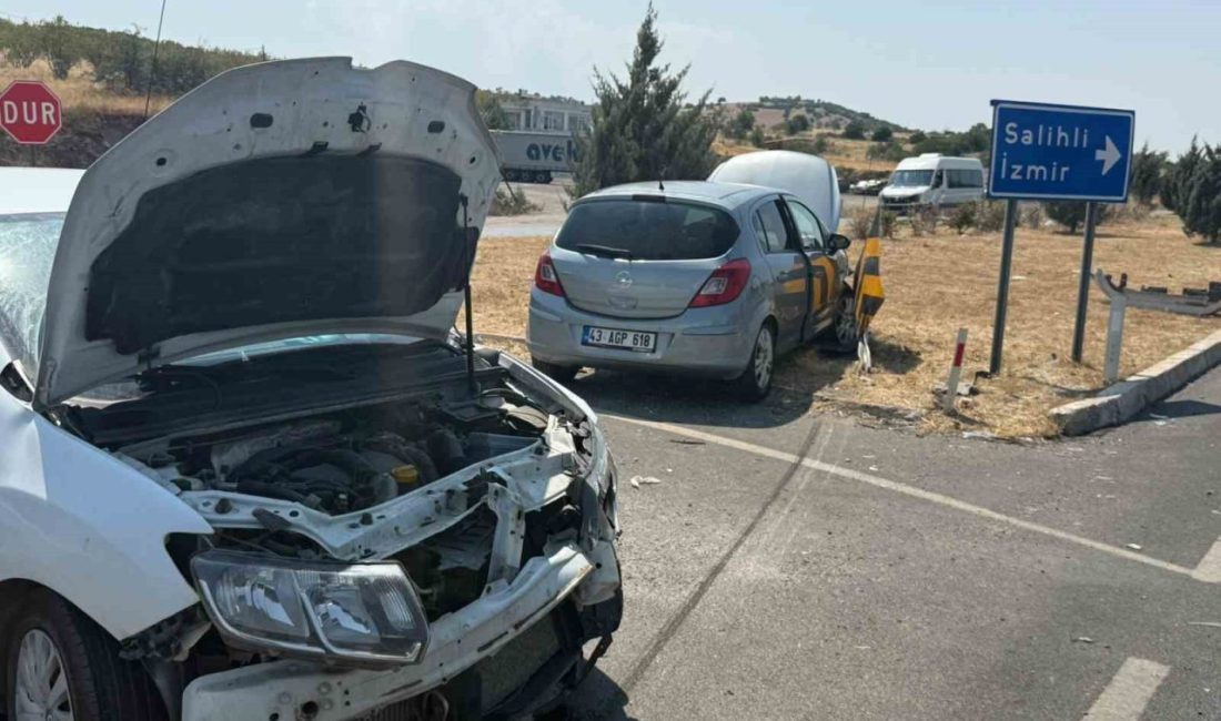 Manisa’nın Kula ilçesinde D300 karayolu üzerinde seyir halindeki bir otomobil