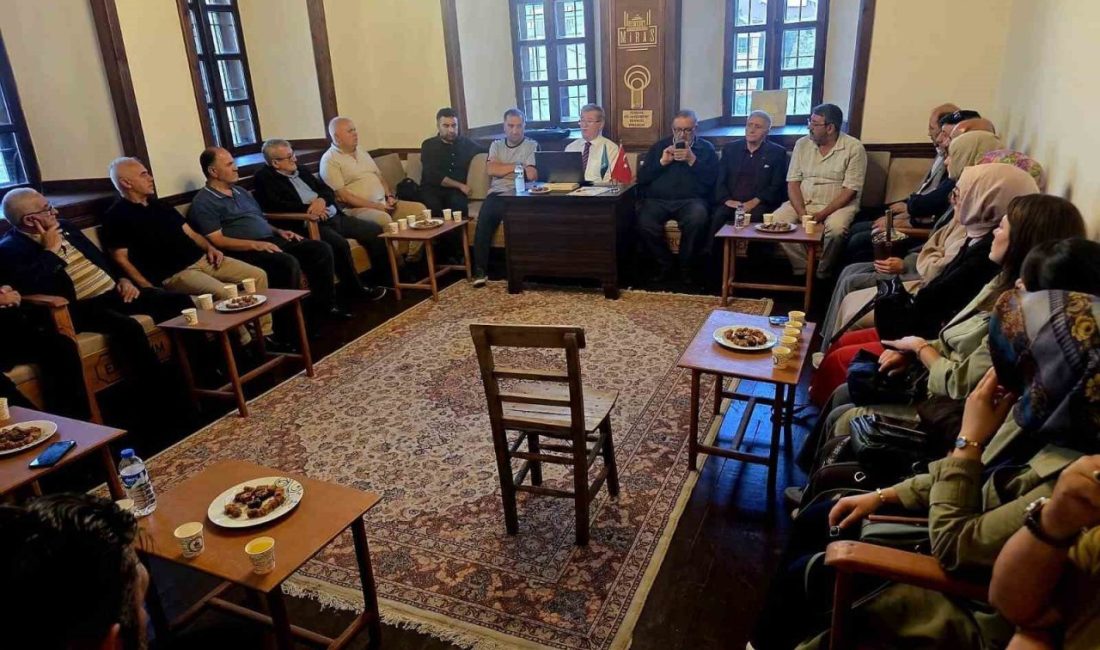 Önceki dönemlerde Erzurum milletvekilliği yapan, Cumhurbaşkanlığı Eğitim Politikaları Kurulu üyeliğinde