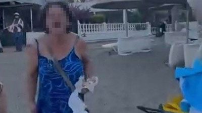 İzmir’in Seferihisar ilçesinde bir plajda şezlong yeri yüzünden çıkan tartışmada