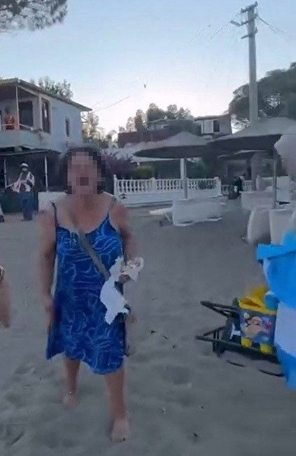 İzmir’in Seferihisar ilçesinde bir plajda şezlong yeri yüzünden çıkan tartışmada
