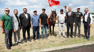 Türkiye’nin dört bir yanından at sahiplerinin katılımıyla Gölcük’te gerçekleştirilen Geleneksel