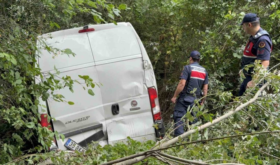 Samsun’un Kavak ilçesinde minibüsün kontrolden çıkarak şarampole yuvarlandığı kazada 2