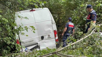 Samsun’un Kavak ilçesinde minibüsün kontrolden çıkarak şarampole yuvarlandığı kazada 2