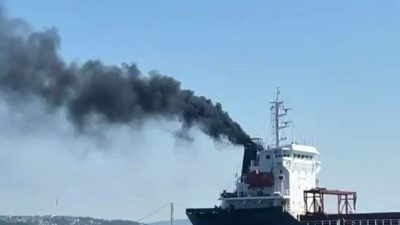 İstanbul Sarayburnu açıklarında seyir halindeki bir geminin bacasından yükselen dumanlar