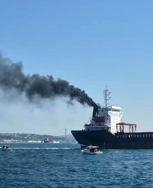 İstanbul Sarayburnu açıklarında seyir halindeki bir geminin bacasından yükselen dumanlar