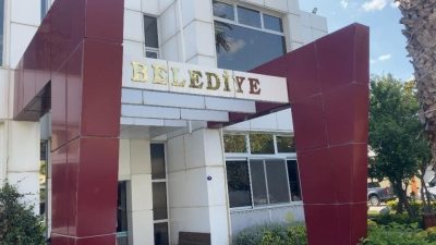 İzmir’de Seferihisar Belediyesi’ne yönelik yürütülen geniş çaplı rüşvet soruşturması kapsamında;