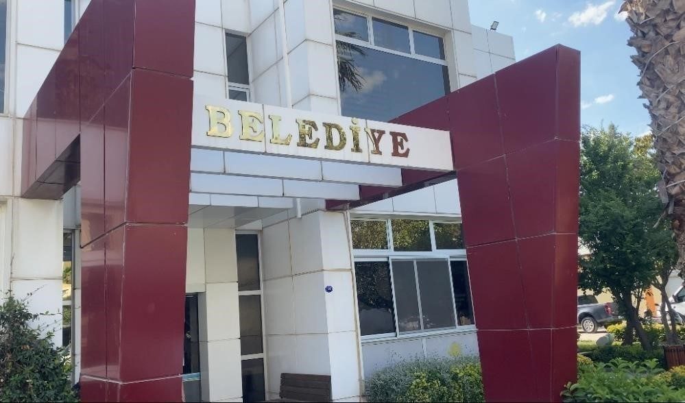 İzmir’de Seferihisar Belediyesi’ne yönelik yürütülen geniş çaplı rüşvet soruşturması kapsamında;