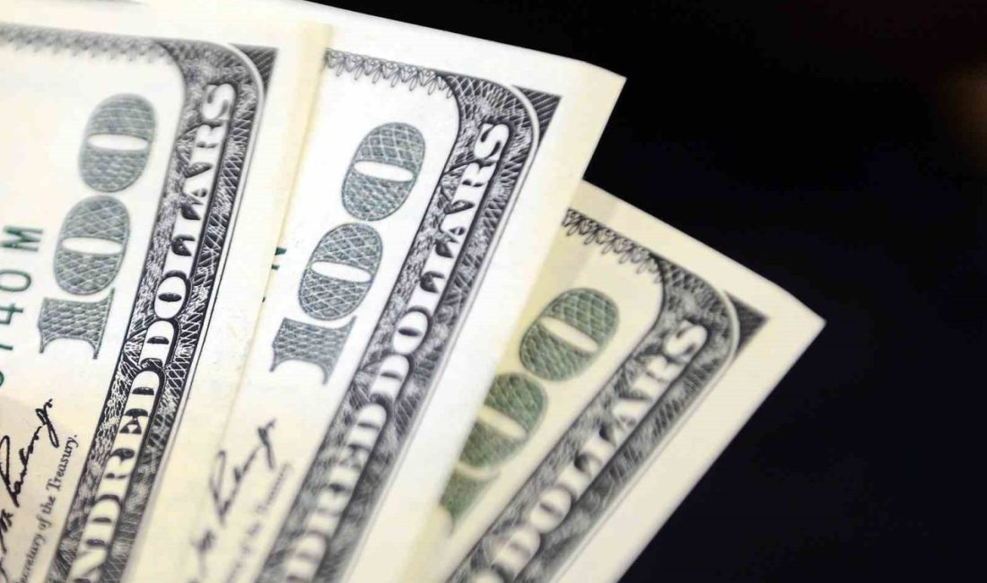 Dolar 47,5760 liradan, euro ise 54,9250 liradan güne başladı. İstanbul