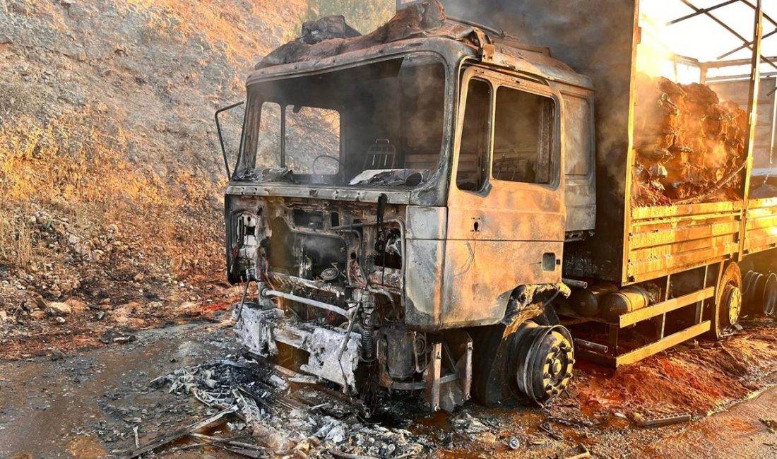 Manisa’nın Kula ilçesinde seyir halindeyken alev alan tır kullanılamaz hale