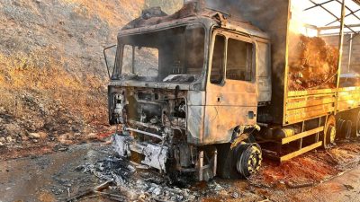 Manisa’nın Kula ilçesinde seyir halindeyken alev alan tır kullanılamaz hale