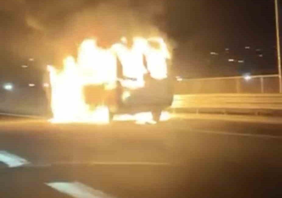 TEM Otoyolu’nun Kocaeli geçişinde seyir halindeki minibüs alev alev yandı.