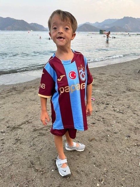 Mohamed Salah ve Liverpool sevgisiyle tanınan minik taraftar Isaac Kearney,