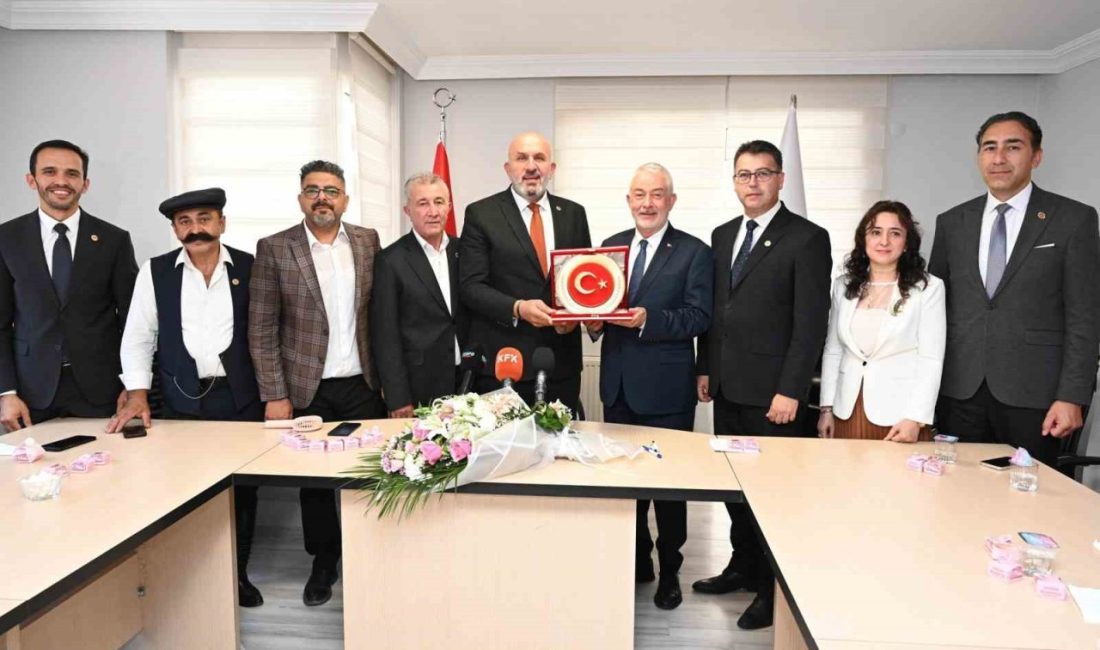 Isparta Belediye Başkanı Şükrü Başdeğirmen, Türkiye Muhtarlar Konfederasyonu tarafından ‘Yılın