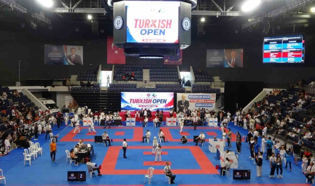 Uluslararası Turkish Open Karate Turnuvası, İstanbul Başakşehir Spor Salonu’nda başladı.