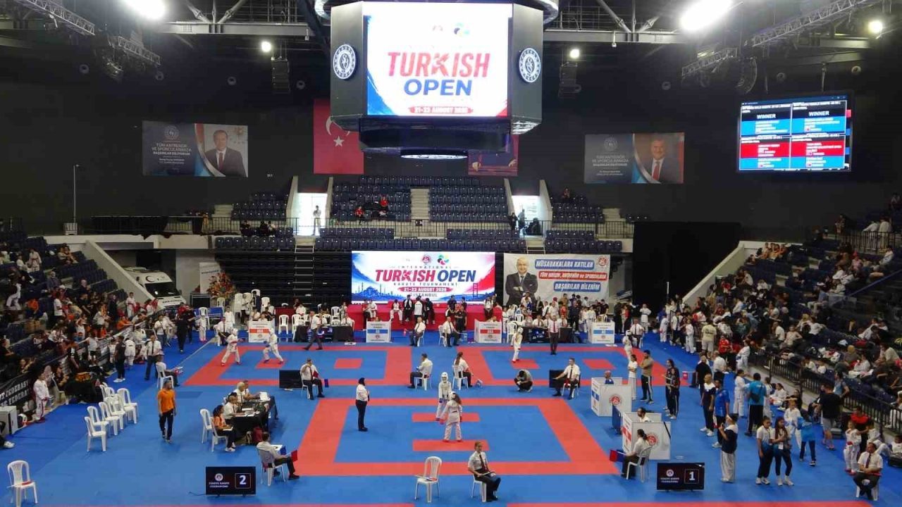 Uluslararası Turkish Open Karate Turnuvası, İstanbul Başakşehir Spor Salonu’nda başladı.