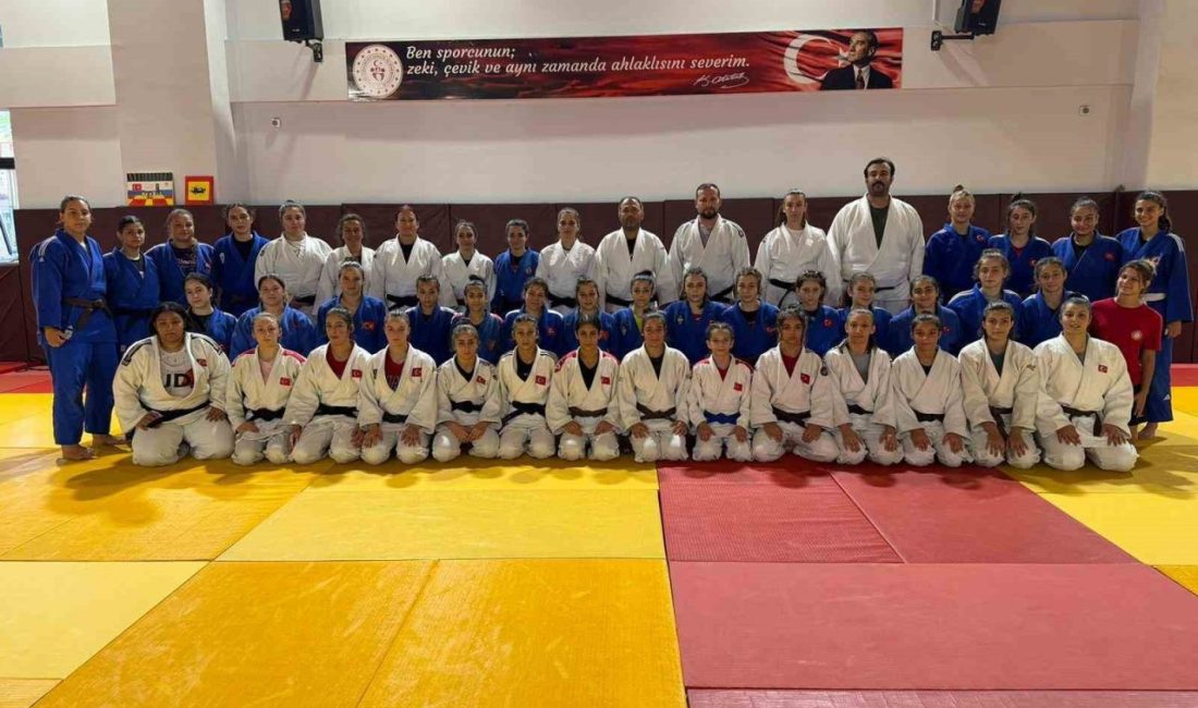 Türkiye’nin farklı illerinden gelen yaklaşık 45 sporcudan oluşan Yıldız Kadın