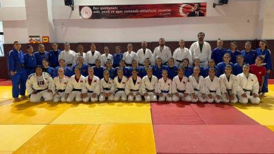 Türkiye’nin farklı illerinden gelen yaklaşık 45 sporcudan oluşan Yıldız Kadın