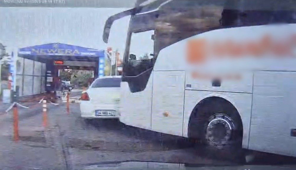 Tekirdağ’da yolcu otobüsünün çarptığı park halindeki otomobilin sürüklendiği anlar bir