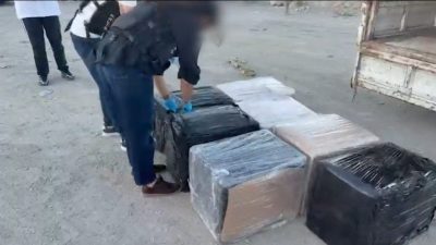 Zeytinburnu’nda Narkotik ekipleri tarafından bir araca operasyon düzenlendi. Operasyon kapsamında