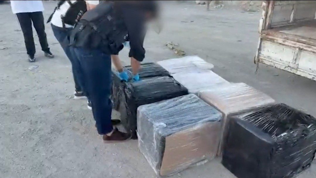 Zeytinburnu’nda Narkotik ekipleri tarafından bir araca operasyon düzenlendi. Operasyon kapsamında