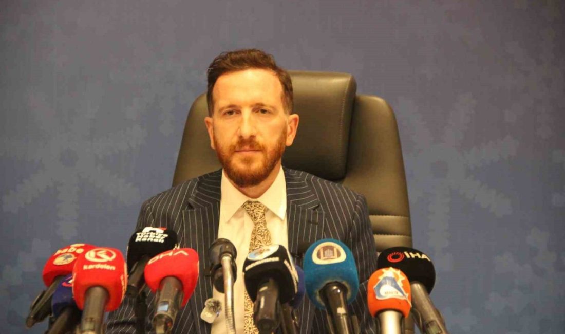 Süper Lig ekiplerinden Erzurumspor FK Başkanı Ahmet Dal, düzenlediği basın