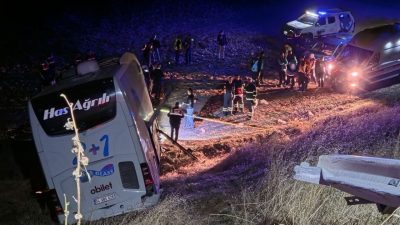 Amasya’da yolcu otobüsünün bariyerlere çarparak şarampole uçtuğu kazada yaralanan 24