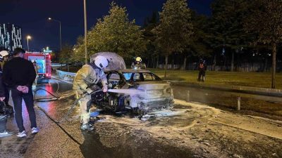 İstanbul Bakırköy’de yol üzerinde bir otomobil bilinmeyen nedenle alev alev