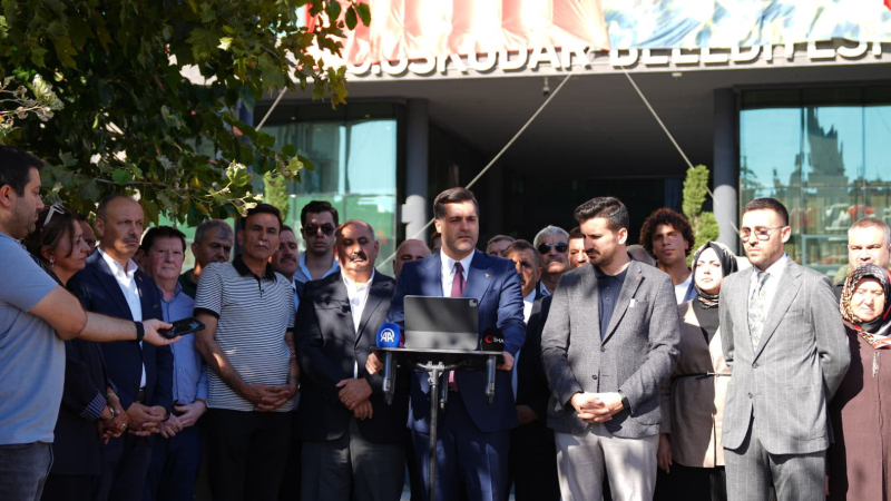 AK Parti Üsküdar İlçe Başkanı Taha Sarıcaoğlu, Üsküdar Belediyesi önünde