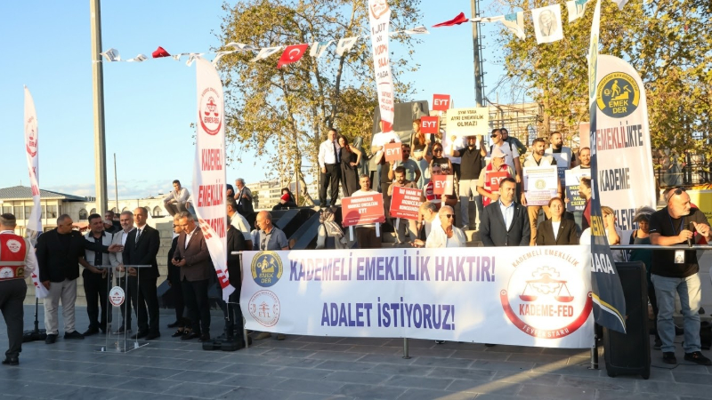 İstanbul Kadıköy’de kademeli emeklilik talebiyle basın açıklaması düzenlendi. Açıklamada vatandaşlar,