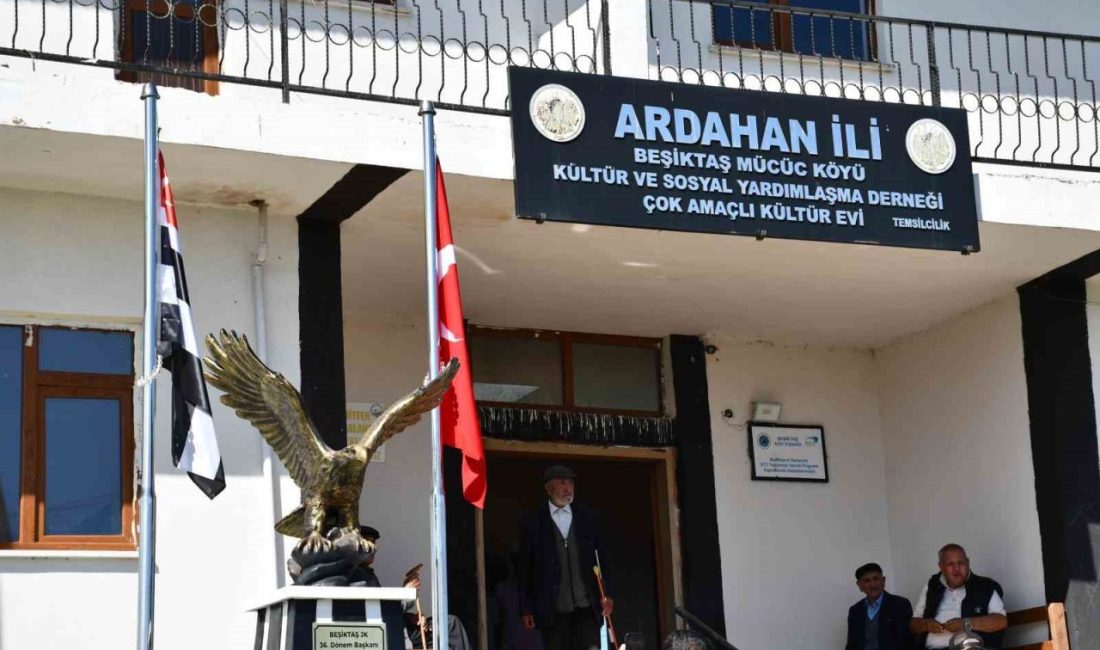 Ardahan’ın Beşiktaş Köyü’nde yapılan kartal heykeli, siyah-beyaz renklere gönül verenlerin