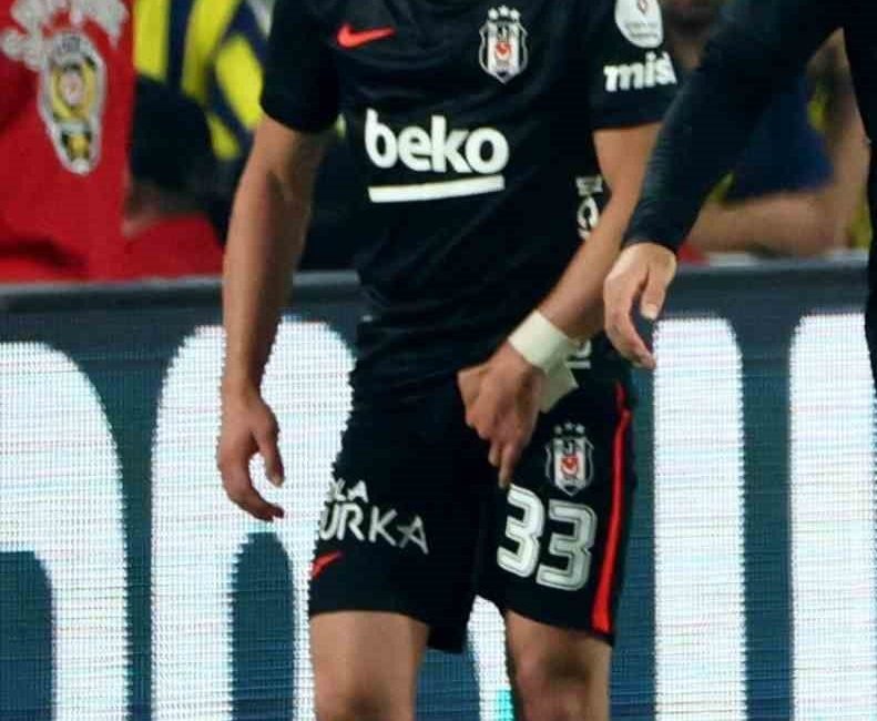 Beşiktaş Kulübü, Fenerbahçe ile oynanan derbi maçta sakatlanarak ikinci yarıya