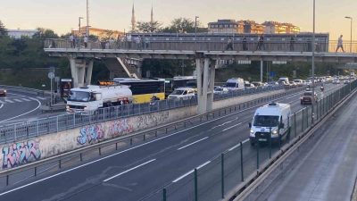 Beyoğlu Okmeydanı E-5 yolu üzerinde arızlanan tanker trafiği kilitledi. Vatandaşlar