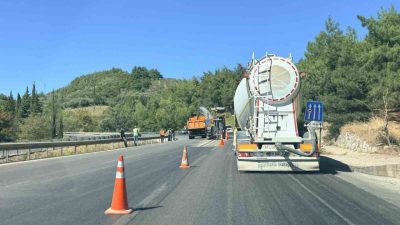 Bursa’da karayolları ekiplerinin çalışma yaptığı dürdane rampasında trafik yoğunluğu yaşanıyor.