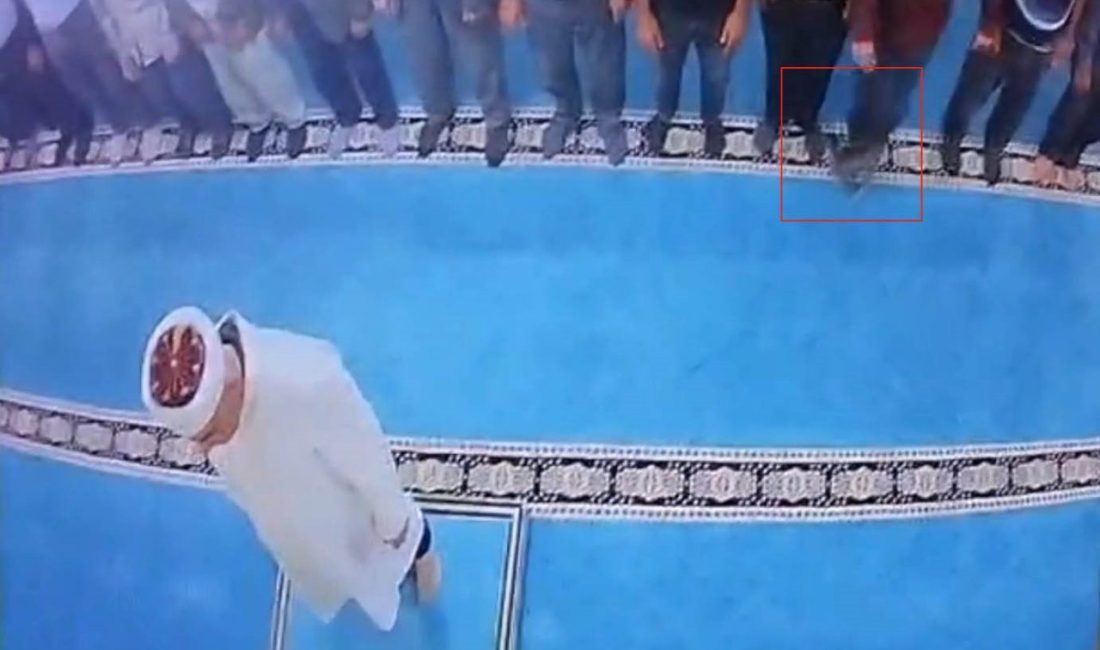 Erzurum’un Aziziye ilçesinde bulunan Adalar Camii’nde namaz sırasında bir kedinin