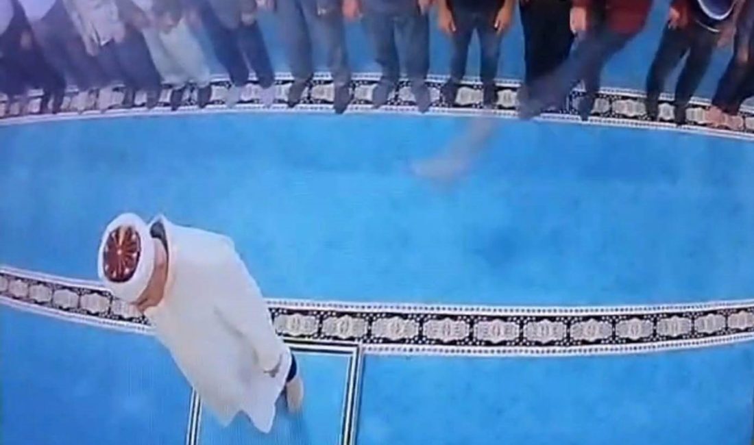 Erzurum’da, cemaatle namaz kılınırken ayaklarının arasına giren kediyi tekmeleyen şahıs,