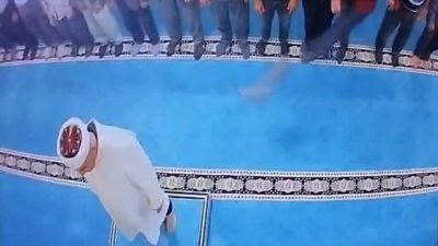 Erzurum’da, cemaatle namaz kılınırken ayaklarının arasına giren kediyi tekmeleyen şahıs,