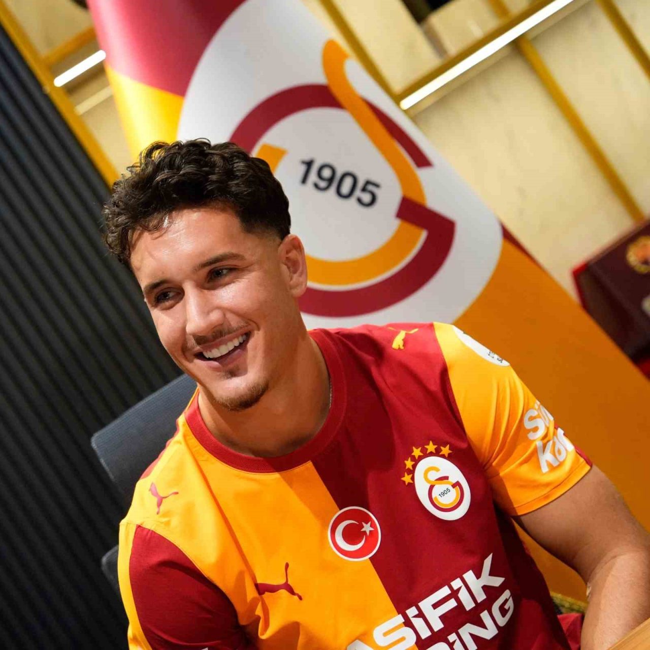 Galatasaray’ın yeni transferi Deniz Gül, çocukluk hayalinin gerçekleştiğini söyledi. Sarı-kırmızılıların