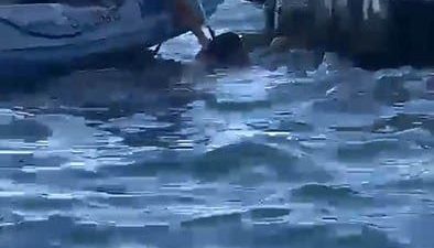 İzmir’de denize düşerek boğulma tehlikesi geçiren vatandaş, deniz polisi ekiplerinin