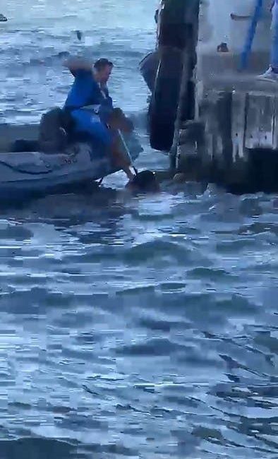 İzmir’de denize düşerek boğulma tehlikesi geçiren vatandaş, deniz polisi ekiplerinin