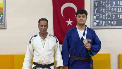 Elazığlı sporcu Ali Asaf Çiçek, Düzce’de düzenlenen Ümitler Kuraş Türkiye