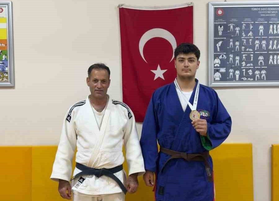 Elazığlı sporcu Ali Asaf Çiçek, Düzce’de düzenlenen Ümitler Kuraş Türkiye