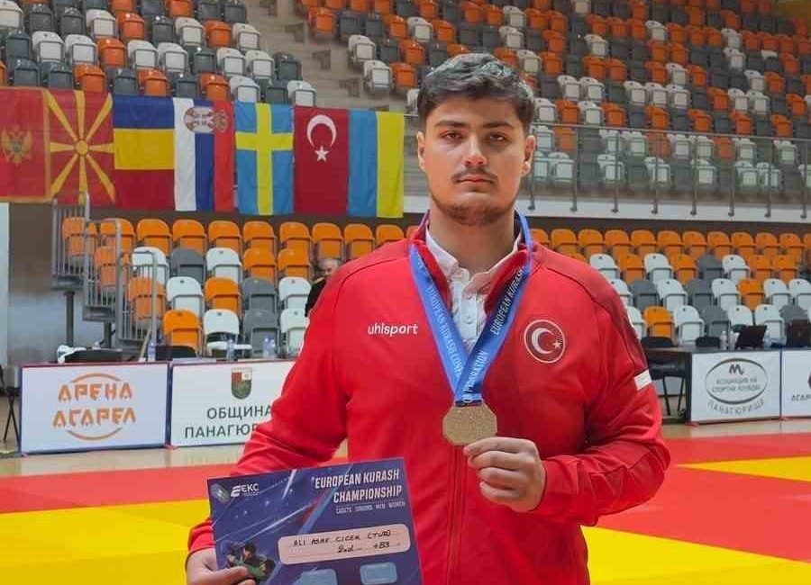 Bulgaristan’ın Panagyurishte kentinde düzenlenen Avrupa Kuraş Şampiyonası’nda +83 kilo kategorisinde