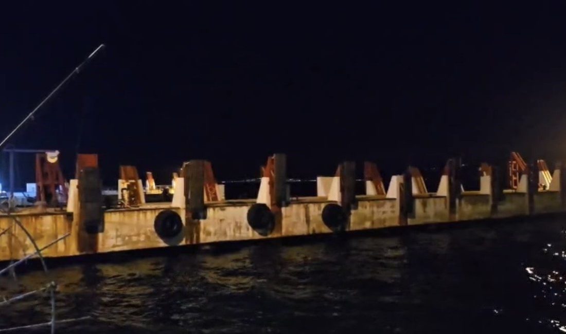 İstanbul-Mudanya seferini yapan İDO’ya ait deniz otobüsü, Mudanya İskelesi’ne yanaştığı