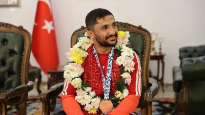 Vali Taşolar, Akdeniz Oyunları’nda bronz madalya kazanan Salih Yıldız’ı tebrik