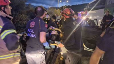İstanbul-İzmir Otoyolu’nun Yalova Kılıç Kavşağı mevkisinde 5 otomobil, otobüs ve