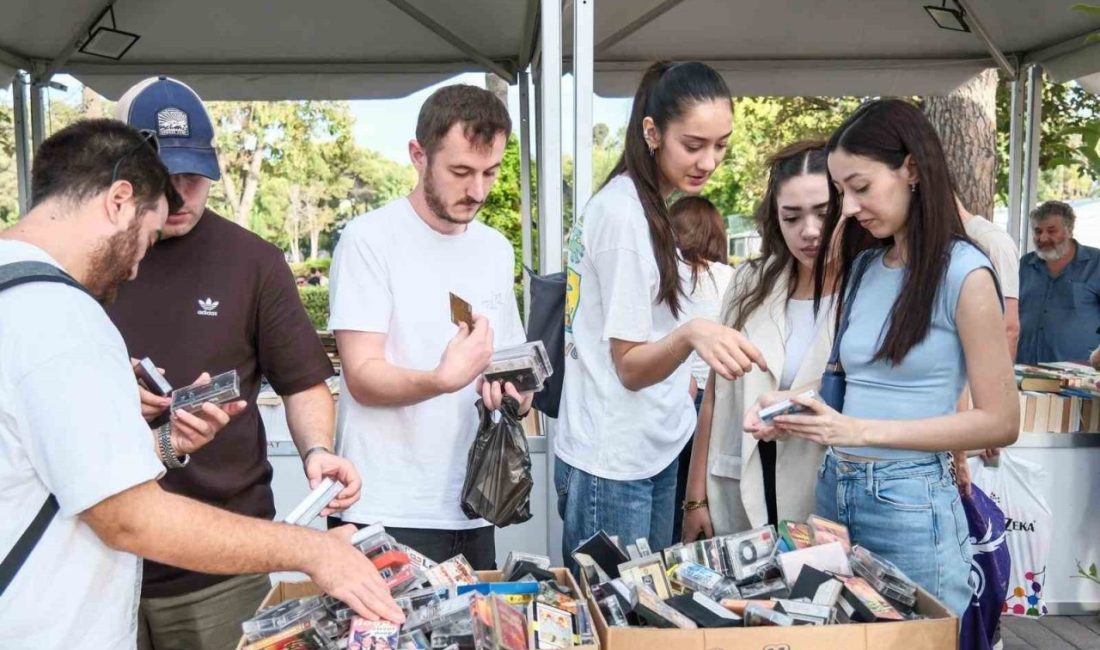 İZKİTAP-8. İzmir Kitap Fuarı, ilk gününde binlerce kitapseveri Kültürpark’ta buluşturdu.