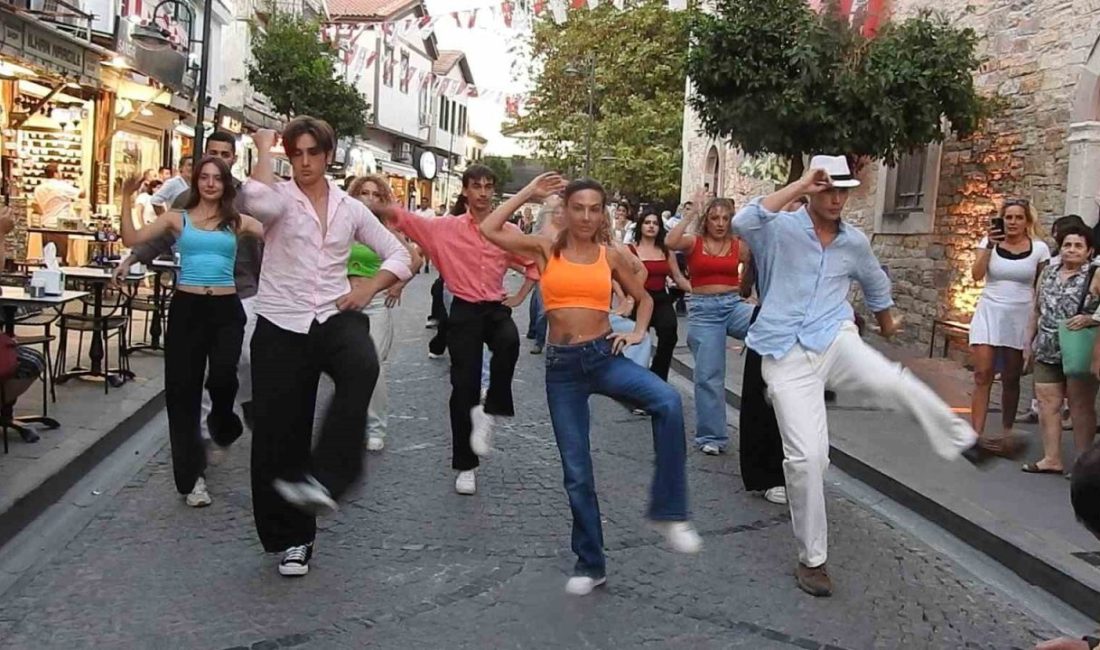 Çeşme Festivali kapsamında, tarihi Aya Haralambos Kilisesi önünde sürpriz bir
