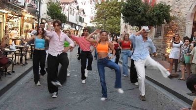 Çeşme Festivali kapsamında, tarihi Aya Haralambos Kilisesi önünde sürpriz bir