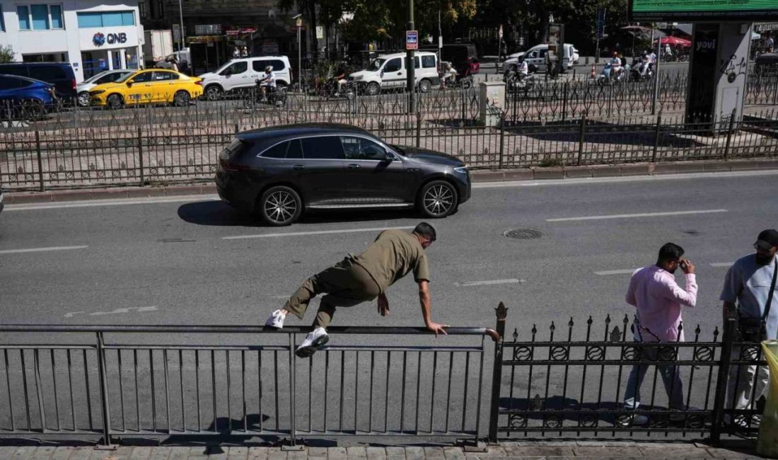 İstanbul Karaköy’de karşıya geçmek isteyen vatandaşlar, alt geçit yerine kısa