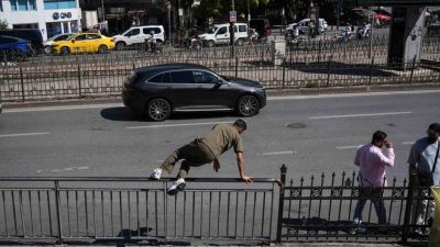 İstanbul Karaköy’de karşıya geçmek isteyen vatandaşlar, alt geçit yerine kısa